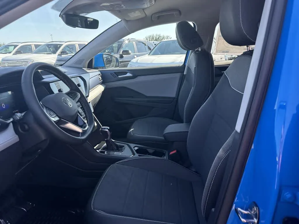 2024 Volkswagen Taos SE photo 24