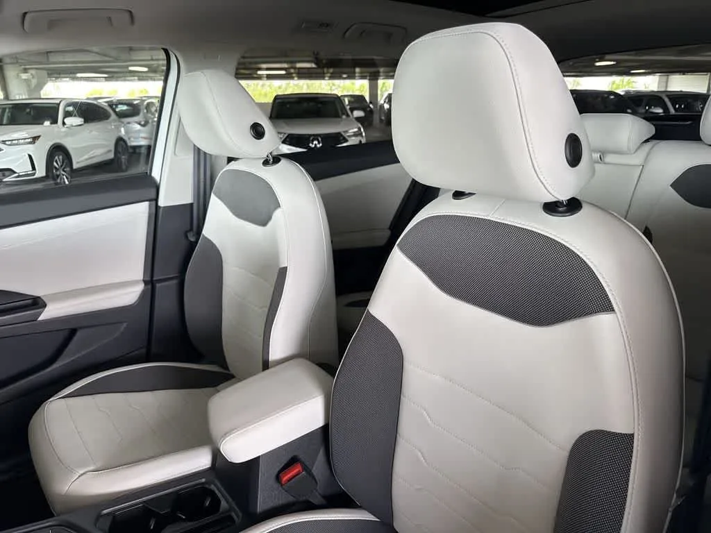 2026 Volkswagen Taos SE photo 14