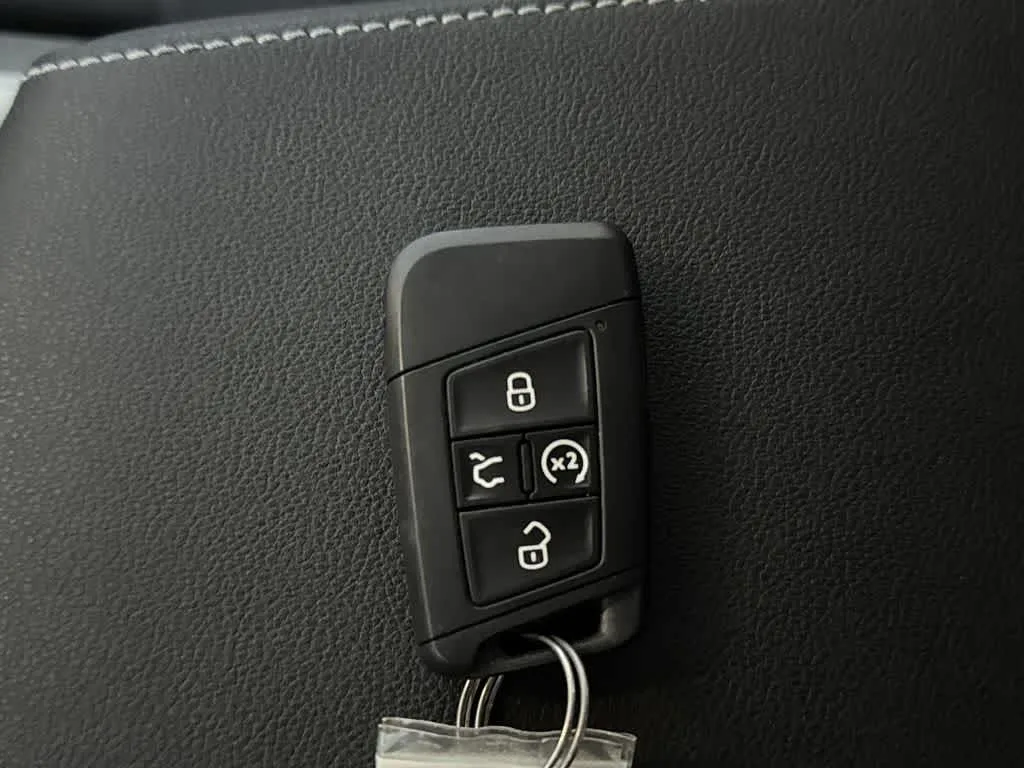 2025 Volkswagen Taos SE photo 28