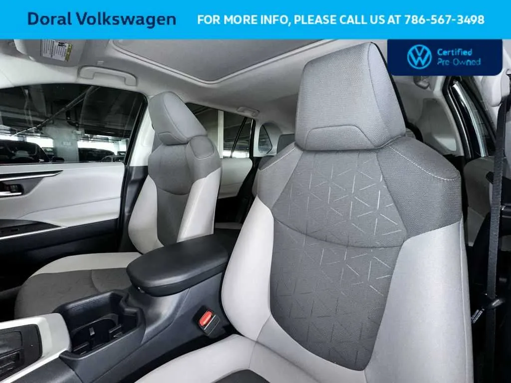 2025 Toyota RAV4 XLE photo 14