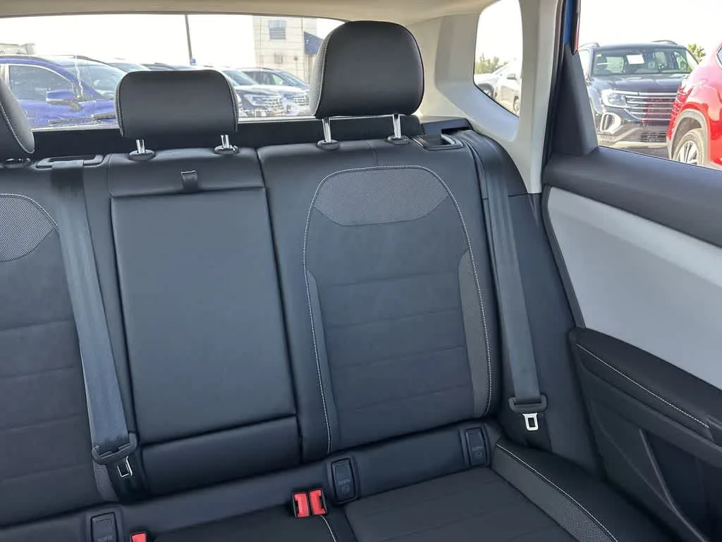 2024 Volkswagen Taos SE photo 14