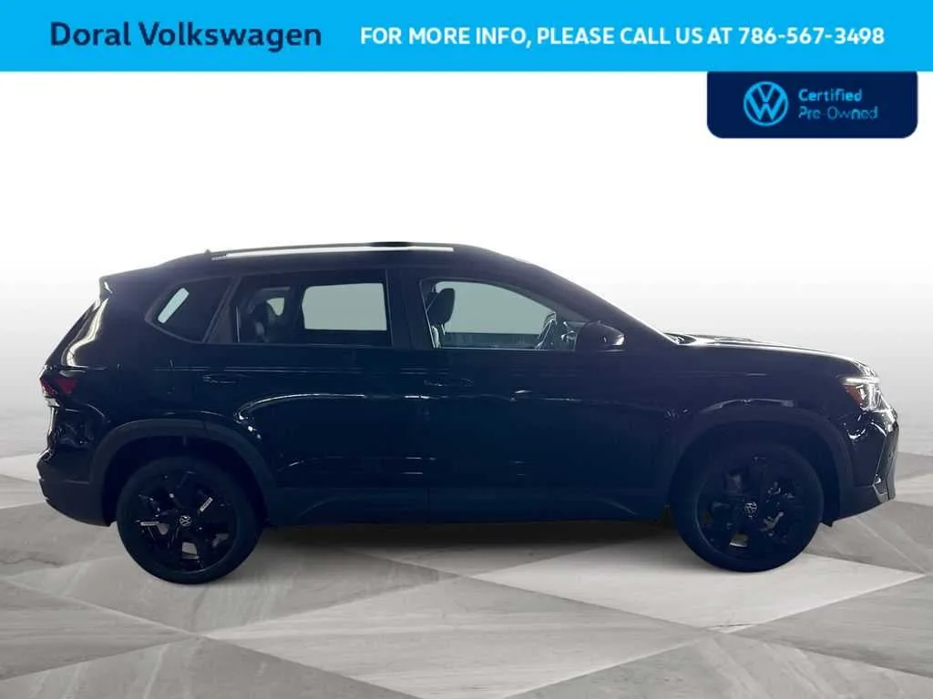 2025 Volkswagen Taos SE Black photo 9