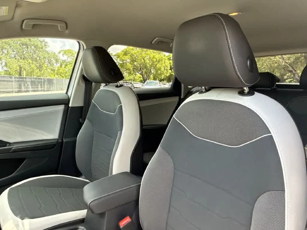 2026 Volkswagen Taos SE photo 14