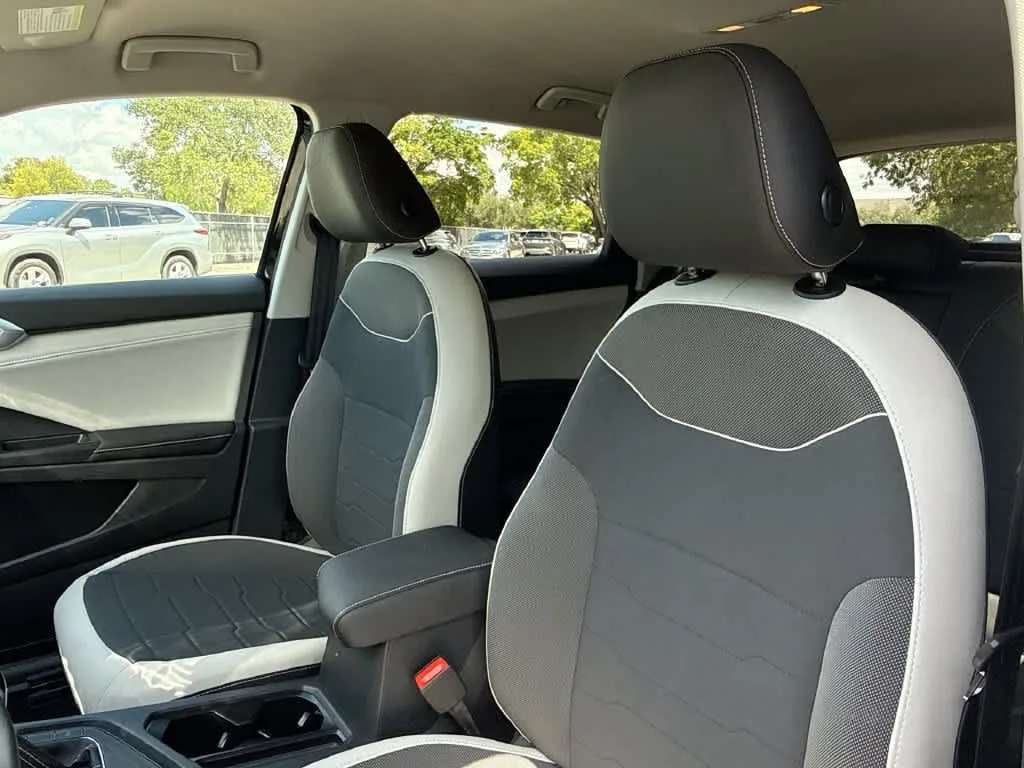 2026 Volkswagen Taos SE photo 14