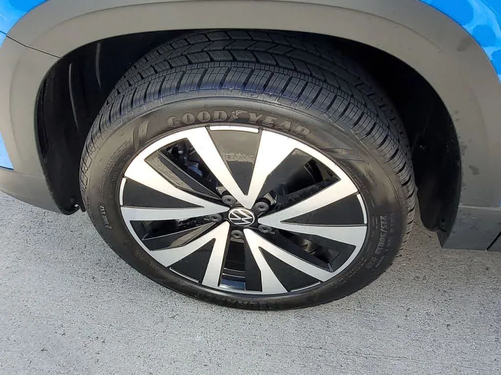 2023 Volkswagen Taos SE photo 17