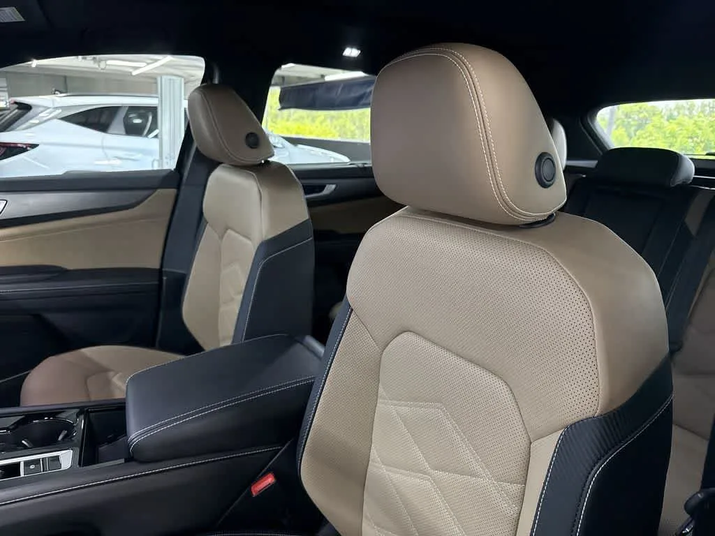 2026 Volkswagen Atlas Cross Sport 2.0T SE w/Technology photo 14