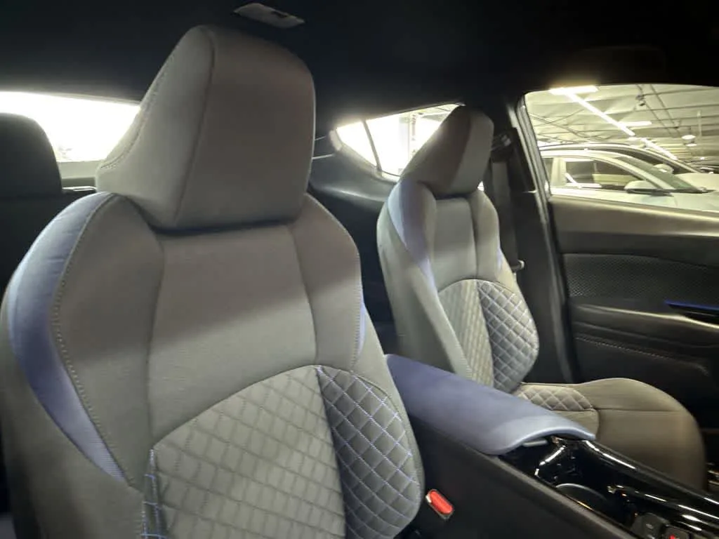 2022 Toyota C-HR XLE photo 27