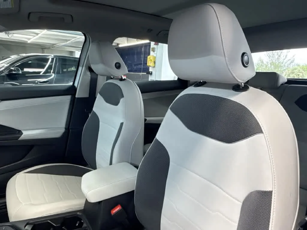 2026 Volkswagen Taos SE photo 14