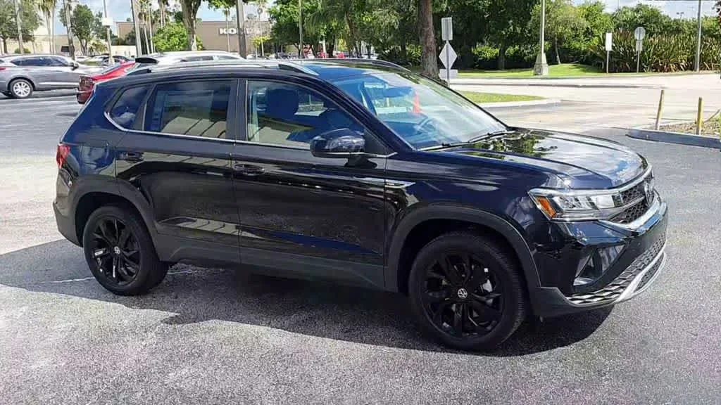 2024 Volkswagen Taos SE photo 2