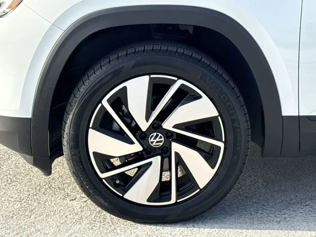 2024 Volkswagen Atlas 2.0T SE w/Technology photo 11