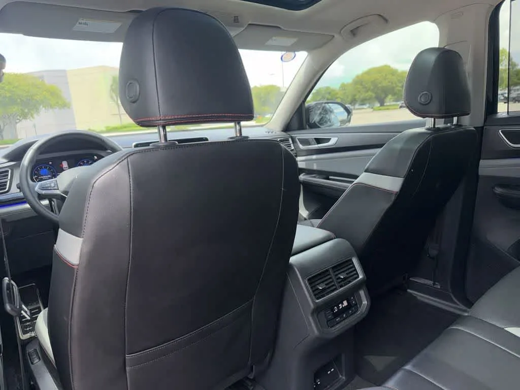 2024 Volkswagen Atlas 2.0T Peak Edition SEL photo 23