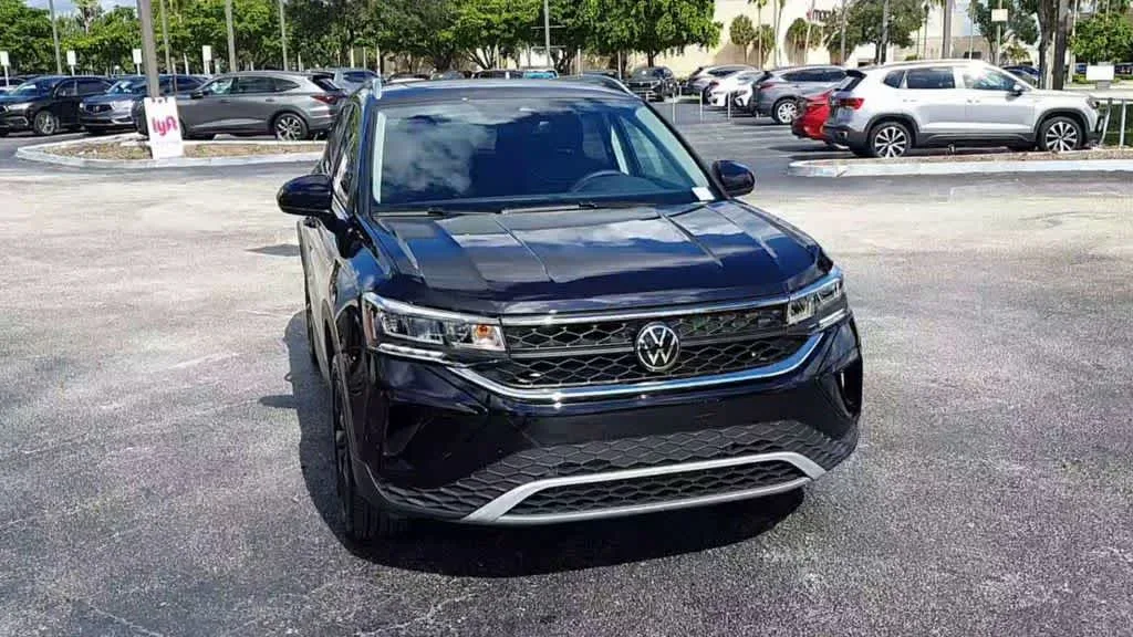 2024 Volkswagen Taos SE photo 3