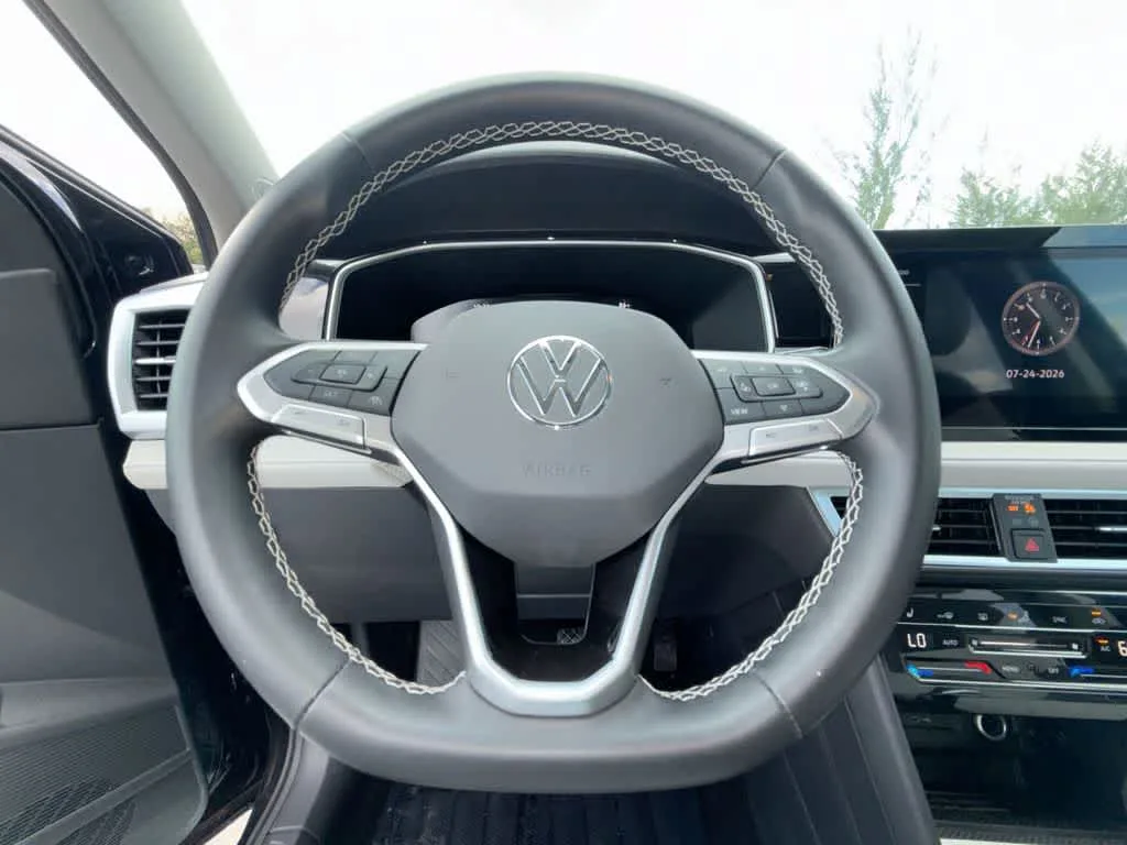 2026 Volkswagen Taos SE photo 15