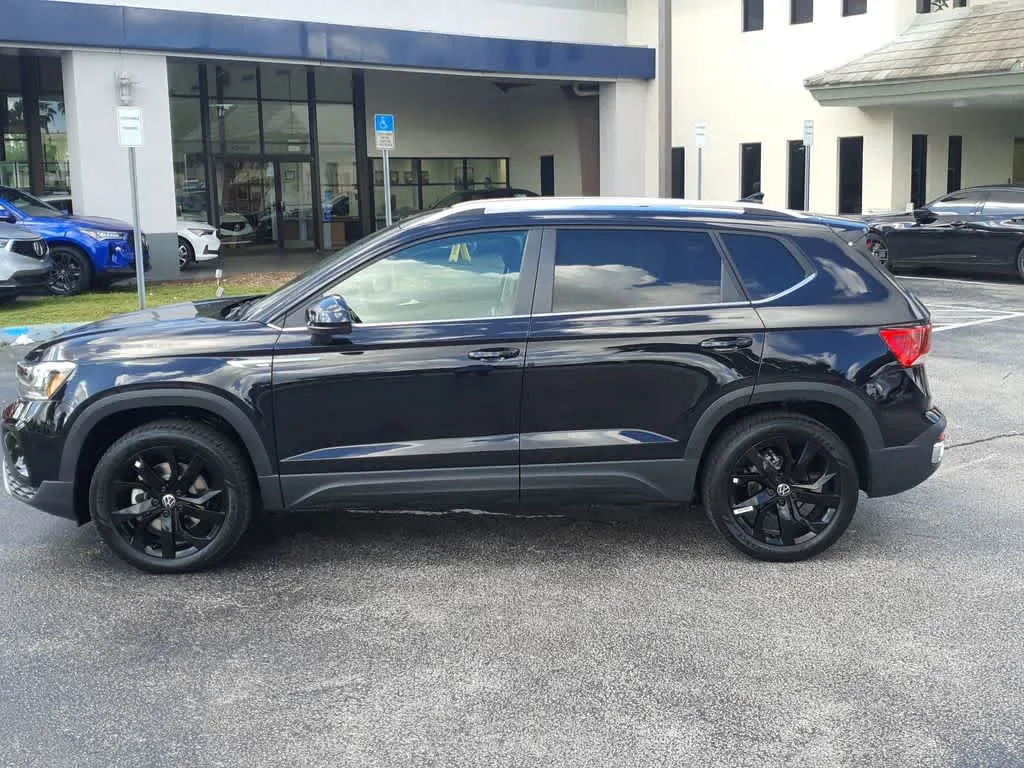 2024 Volkswagen Taos SE photo 16