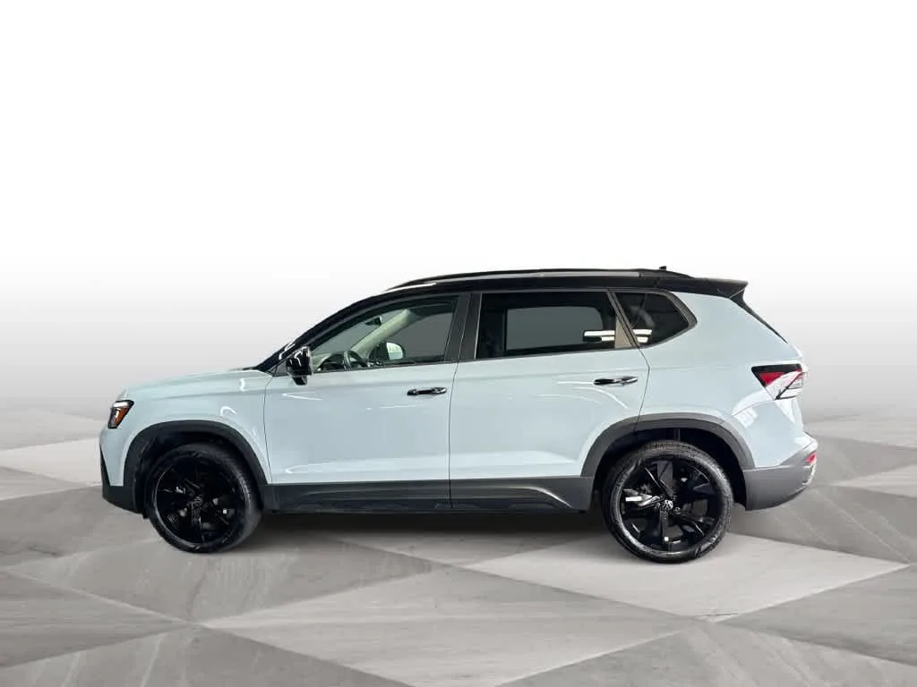 2026 Volkswagen Taos SE Black photo 5