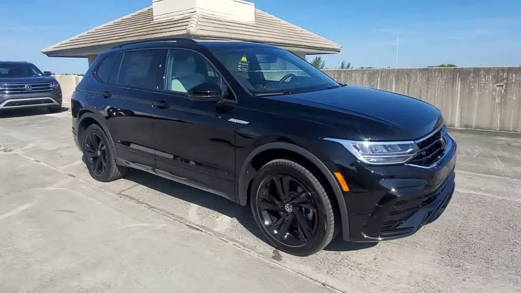 2024 Volkswagen Tiguan SE R-Line Black photo 2