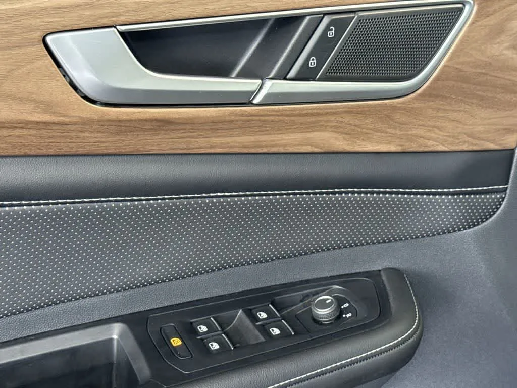 2024 Volkswagen Atlas 2.0T SE w/Technology photo 21