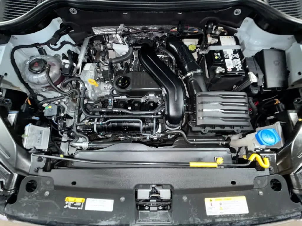 2026 Volkswagen Taos SE Black photo 12