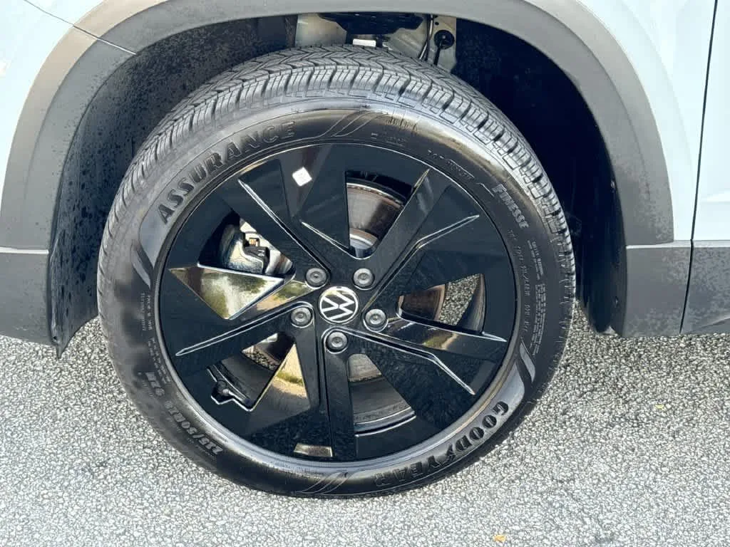 2026 Volkswagen Taos SE Black photo 11