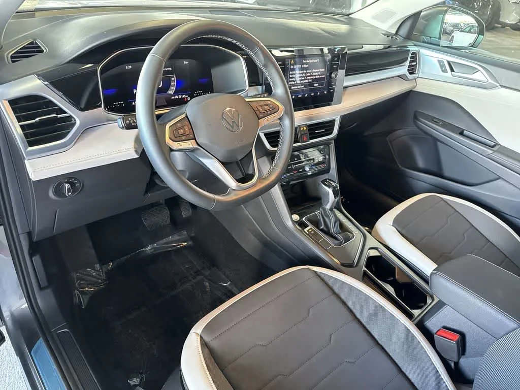 2025 Volkswagen Taos SE photo 13