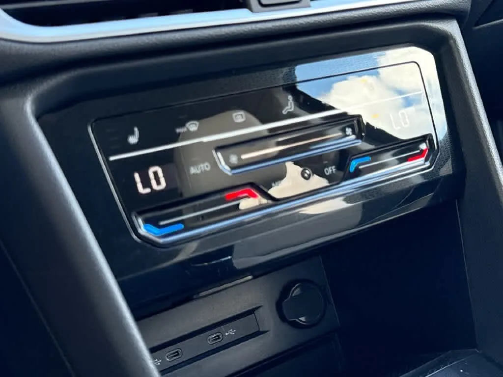 2026 Volkswagen Taos SE photo 19