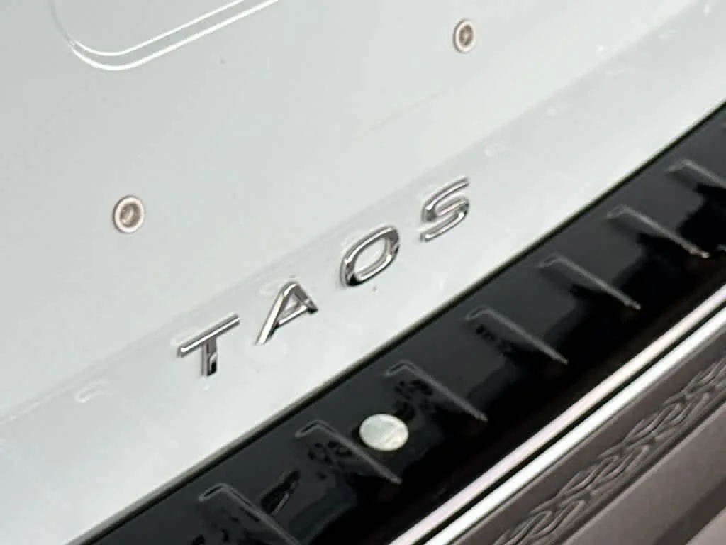 2026 Volkswagen Taos SE Black photo 10