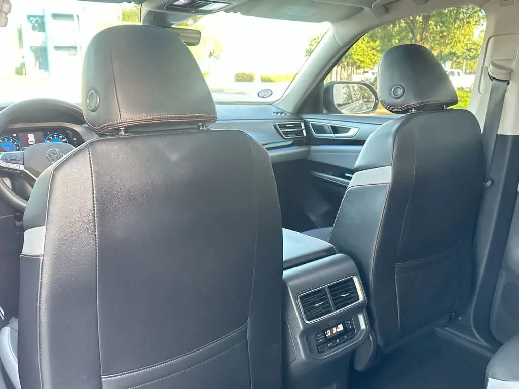 2024 Volkswagen Atlas 2.0T Peak Edition SE w/Technology photo 23