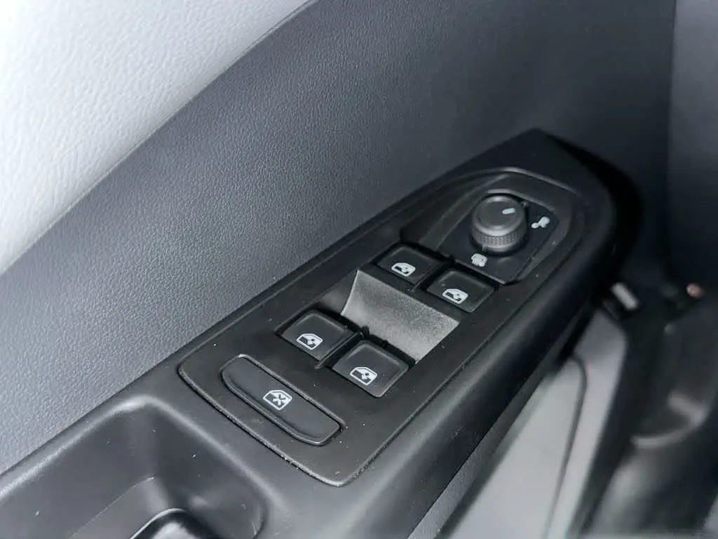 2023 Volkswagen Taos SE photo 17
