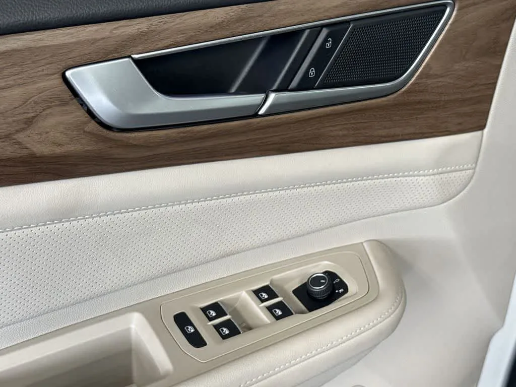 2024 Volkswagen Atlas 2.0T SE w/Technology photo 21