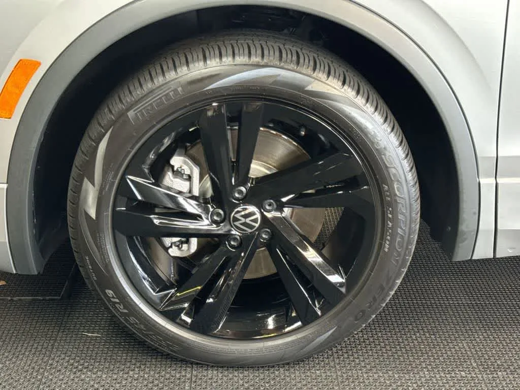 2024 Volkswagen Tiguan SE R-Line Black photo 11