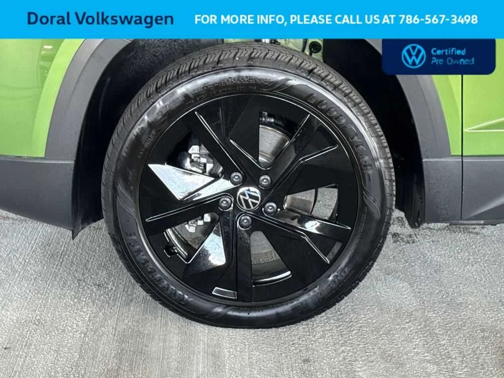 2025 Volkswagen Taos SE Black photo 11