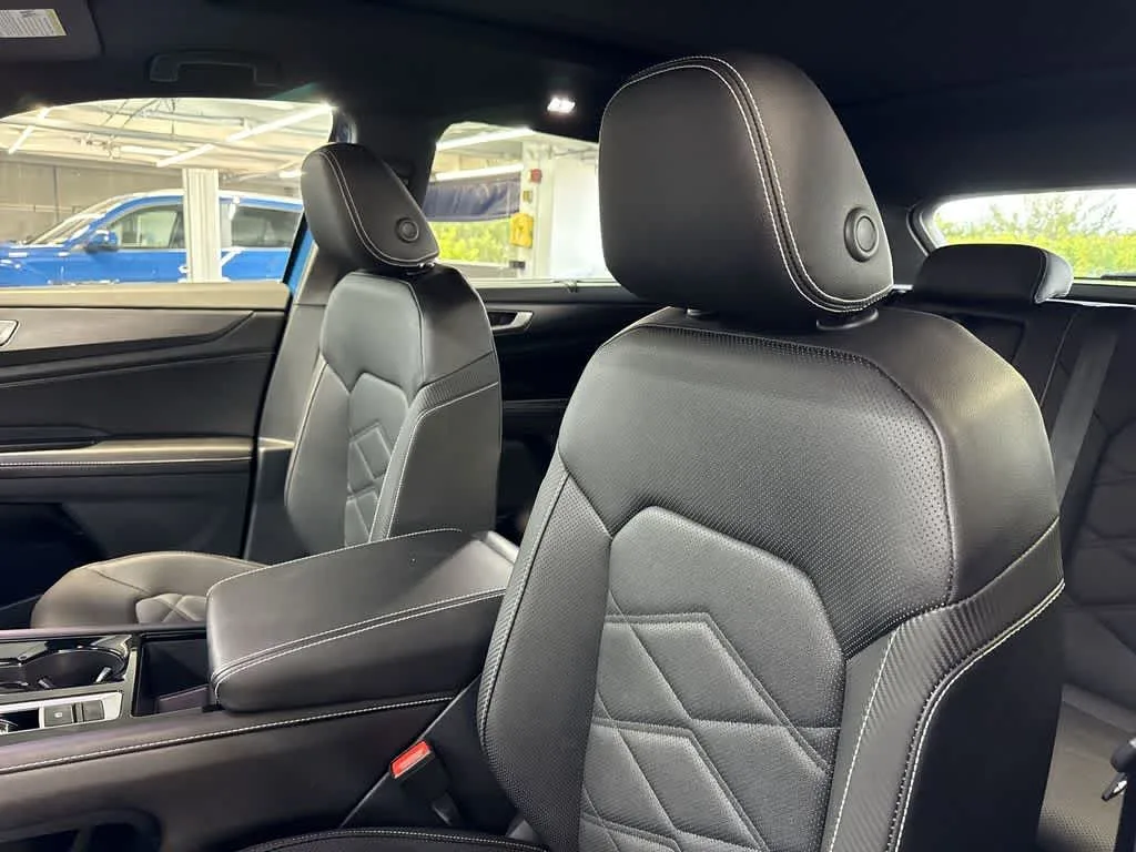 2026 Volkswagen Atlas Cross Sport 2.0T SE w/Technology photo 14