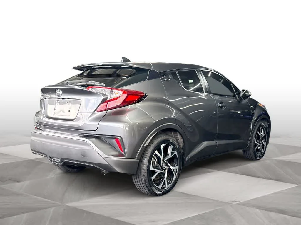 2022 Toyota C-HR XLE photo 8
