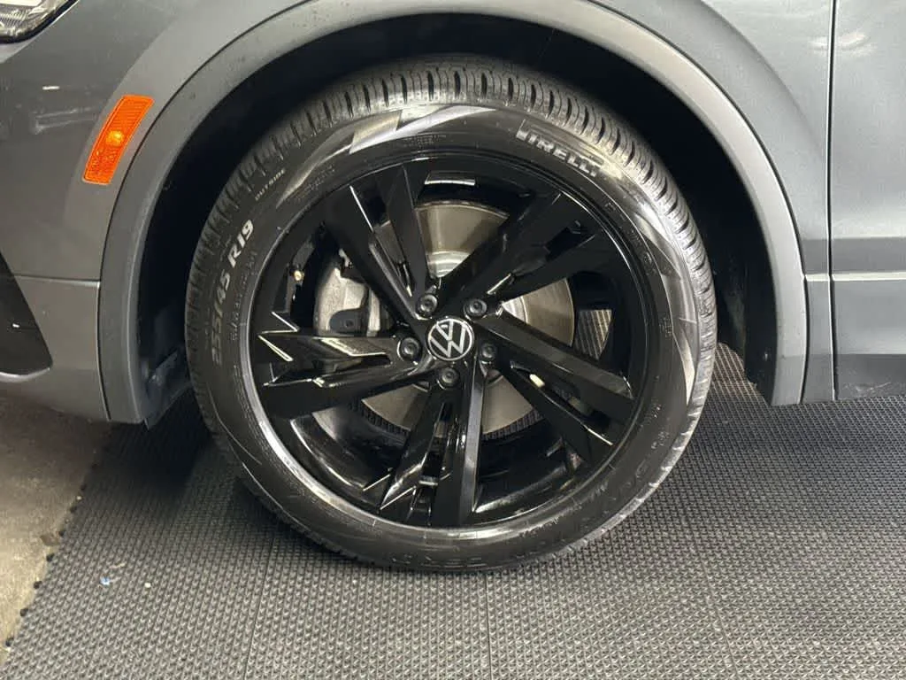 2023 Volkswagen Tiguan SE R-Line Black photo 11