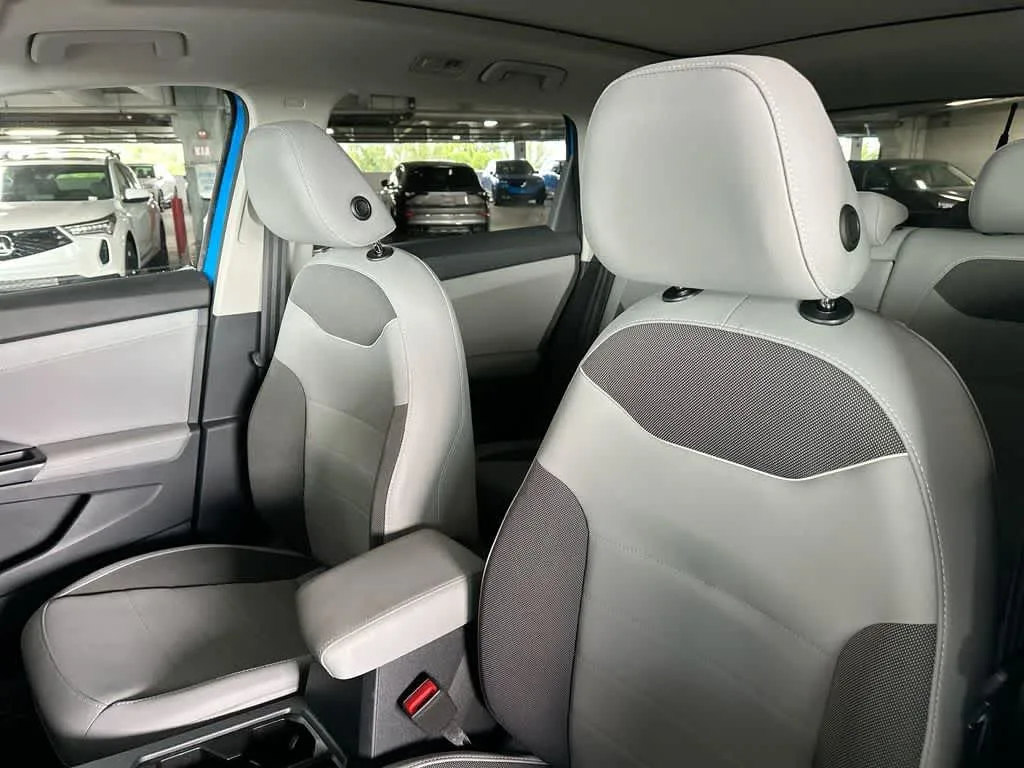 2024 Volkswagen Taos SE photo 14