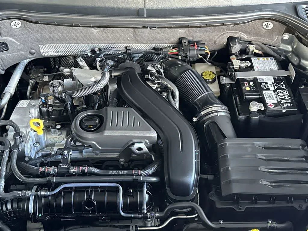 2025 Volkswagen Taos SE photo 12