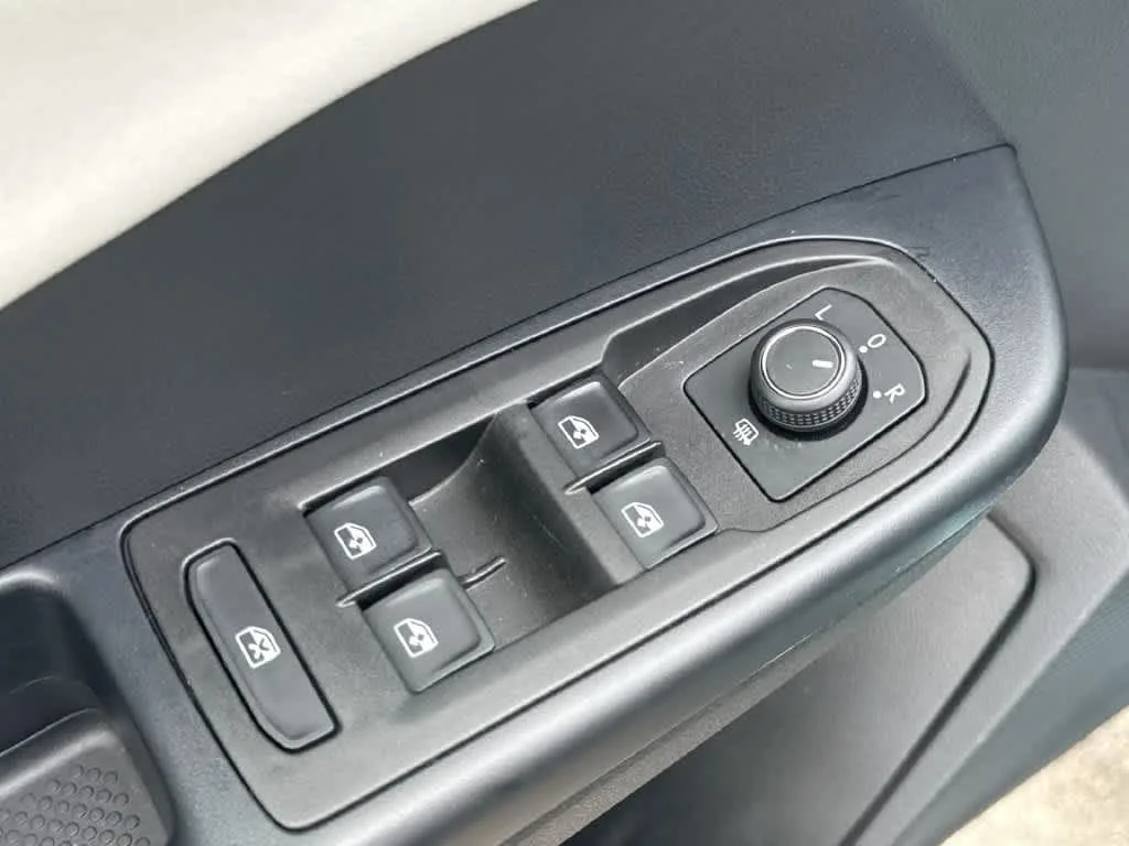 2026 Volkswagen Taos SE photo 21