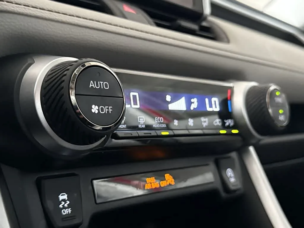 2024 Toyota RAV4 XLE photo 20