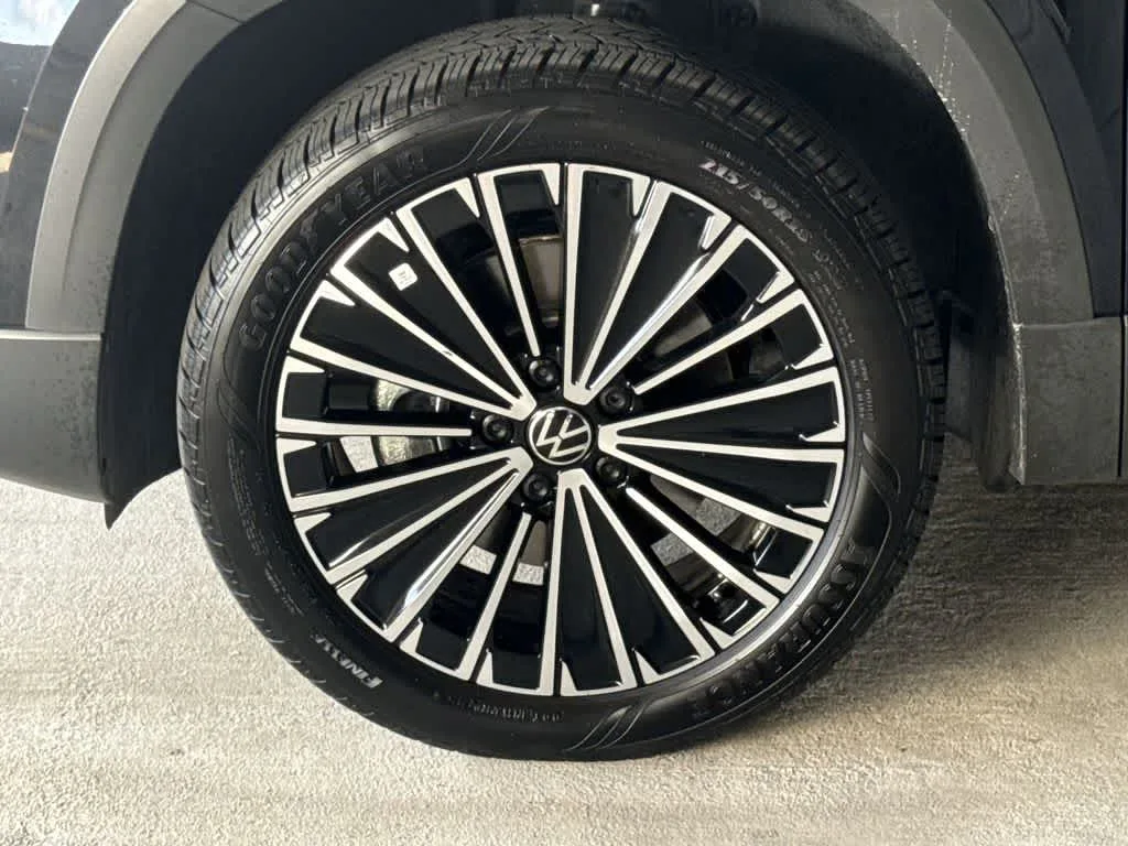 2026 Volkswagen Taos SE photo 11