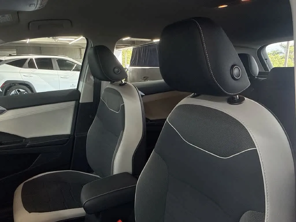 2026 Volkswagen Taos SE photo 14