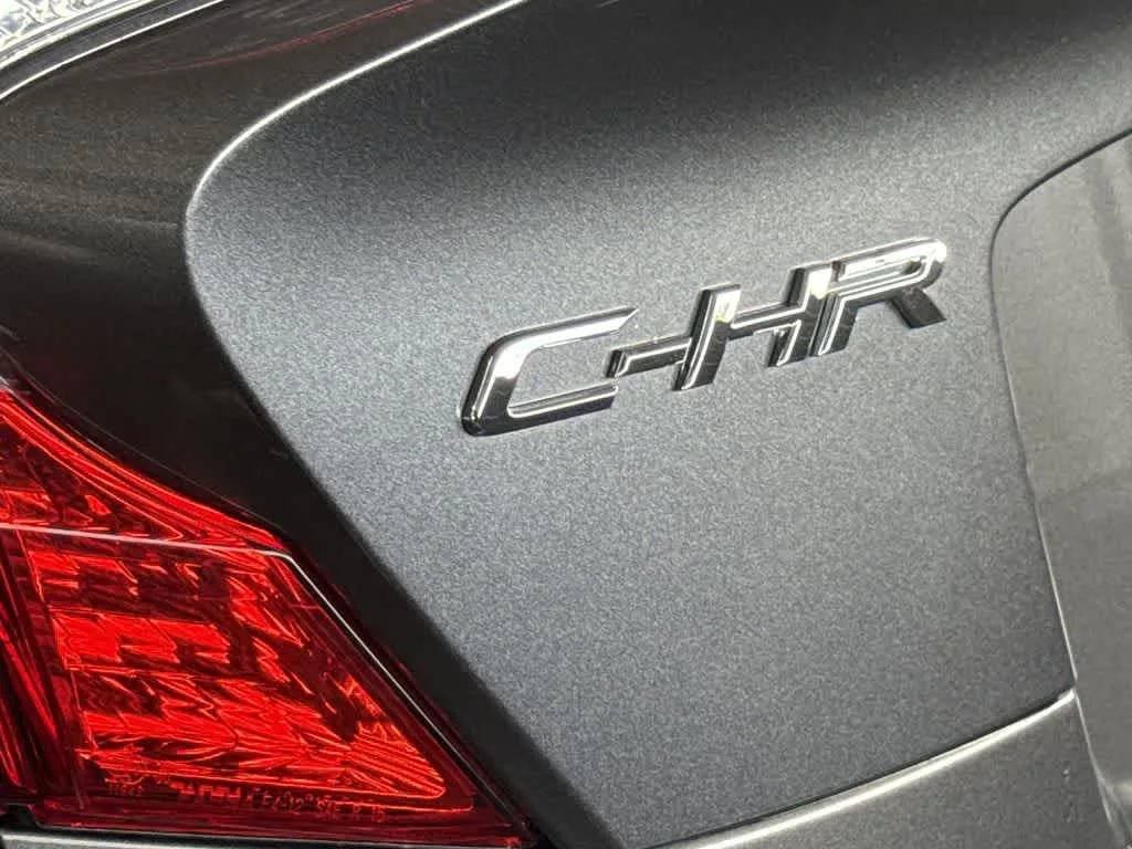 2022 Toyota C-HR XLE photo 10