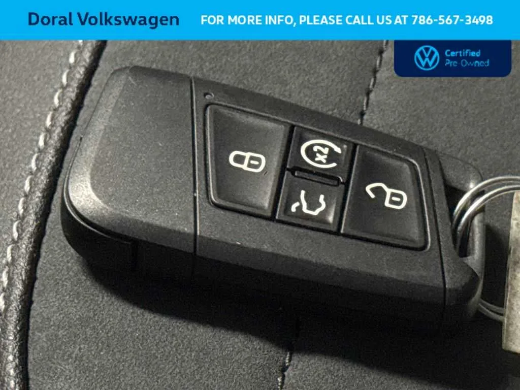 2025 Volkswagen Taos SE Black photo 28