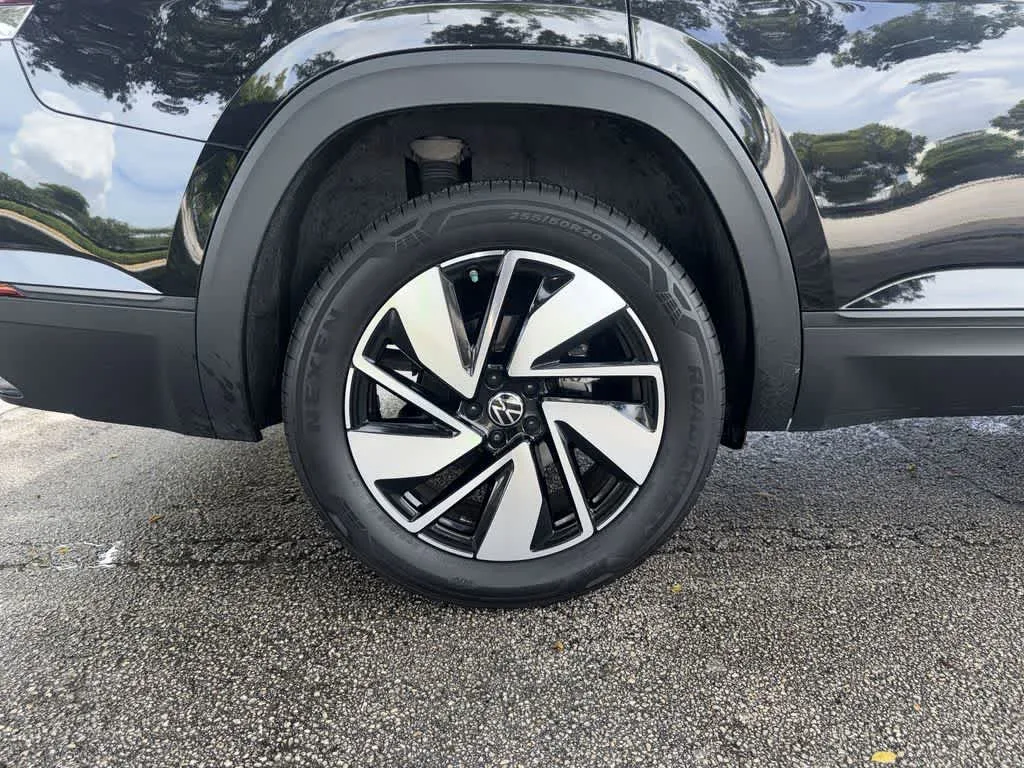 2024 Volkswagen Atlas 2.0T SE w/Technology photo 11