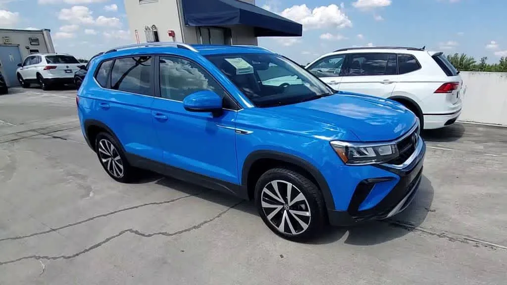 2023 Volkswagen Taos SE photo 2