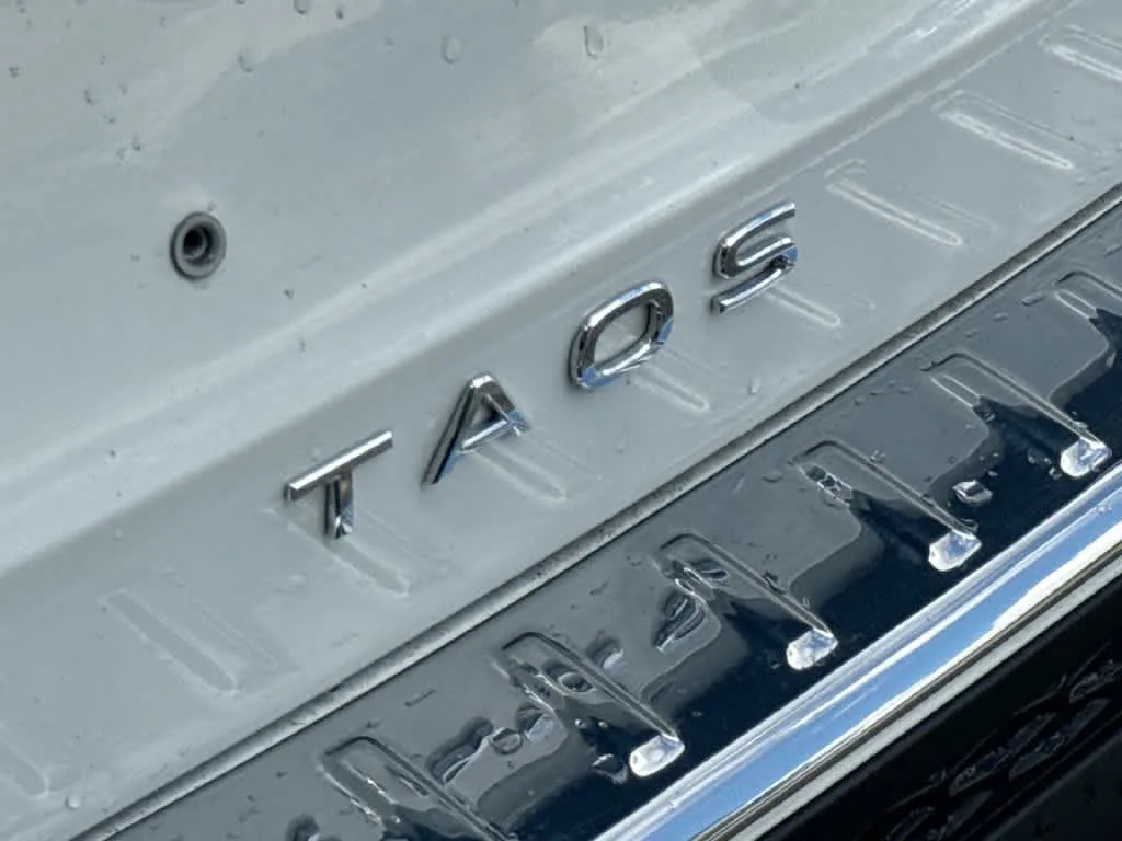 2026 Volkswagen Taos SE photo 10
