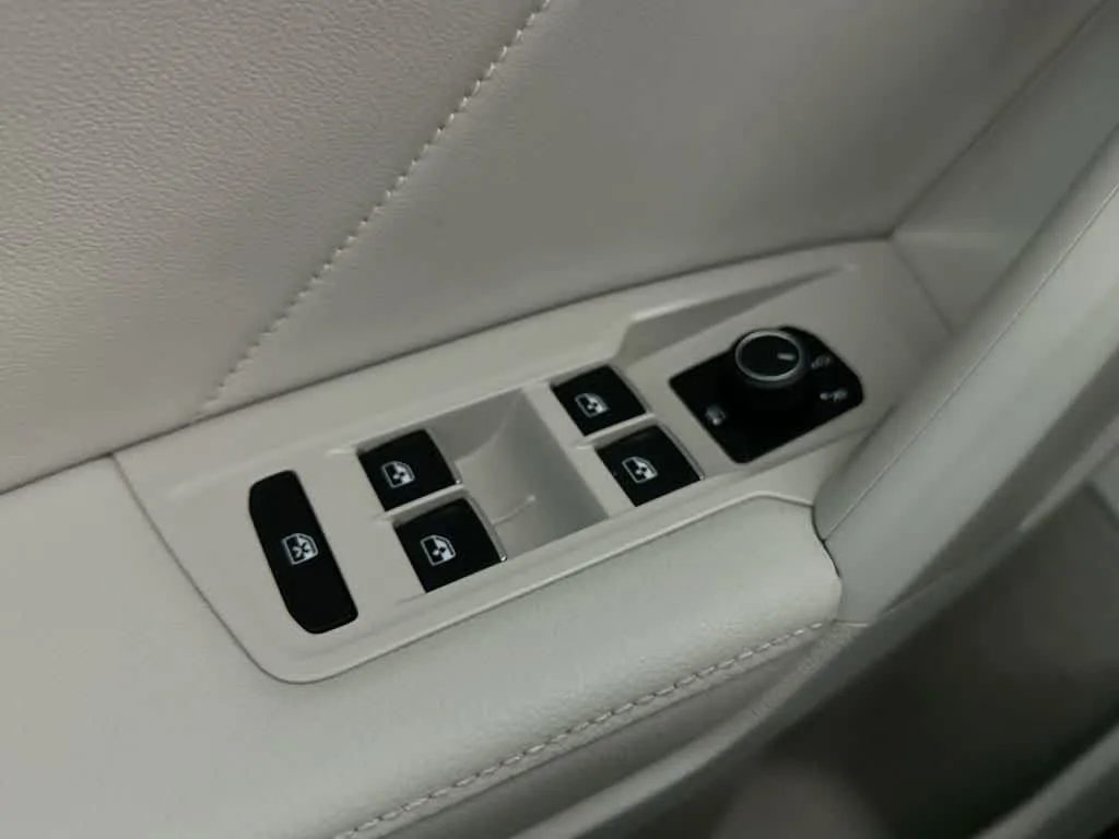2024 Volkswagen Tiguan SE photo 17