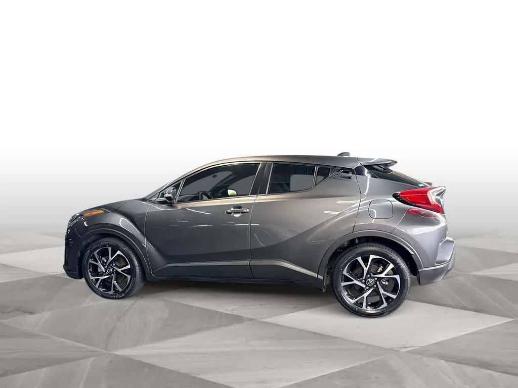 2022 Toyota C-HR XLE photo 5