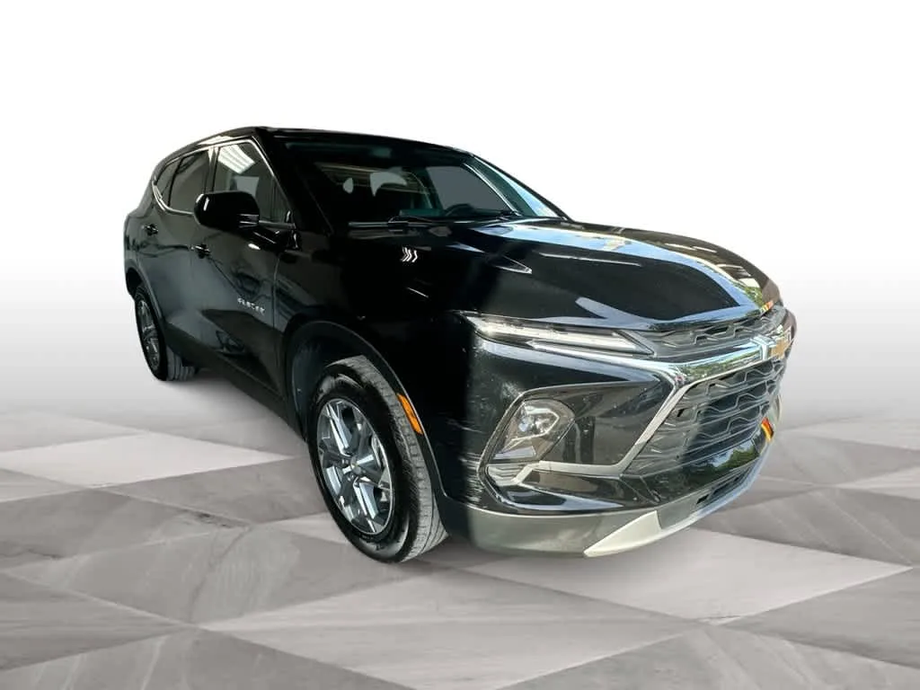 2025 Chevrolet Blazer LT photo 2
