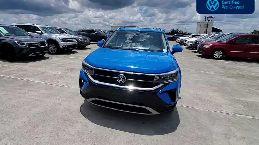 2023 Volkswagen Taos SE photo 3