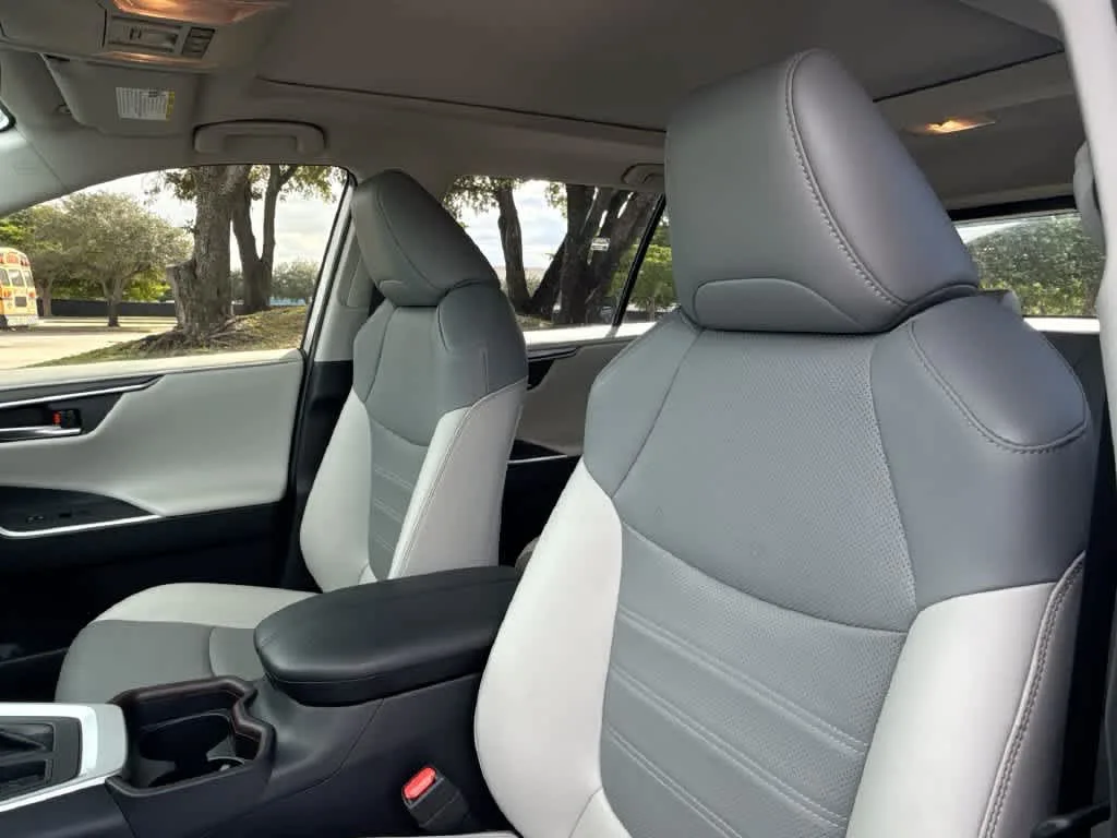 2019 Toyota RAV4 Limited photo 14